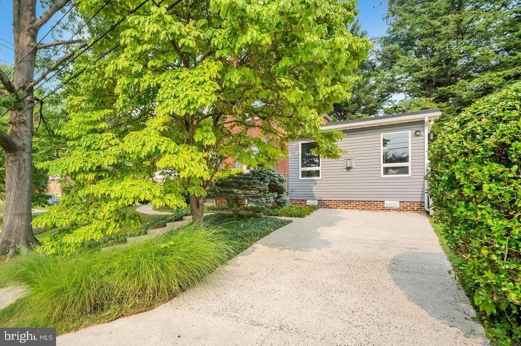 Photo of 1004 DENNIS AVENUE