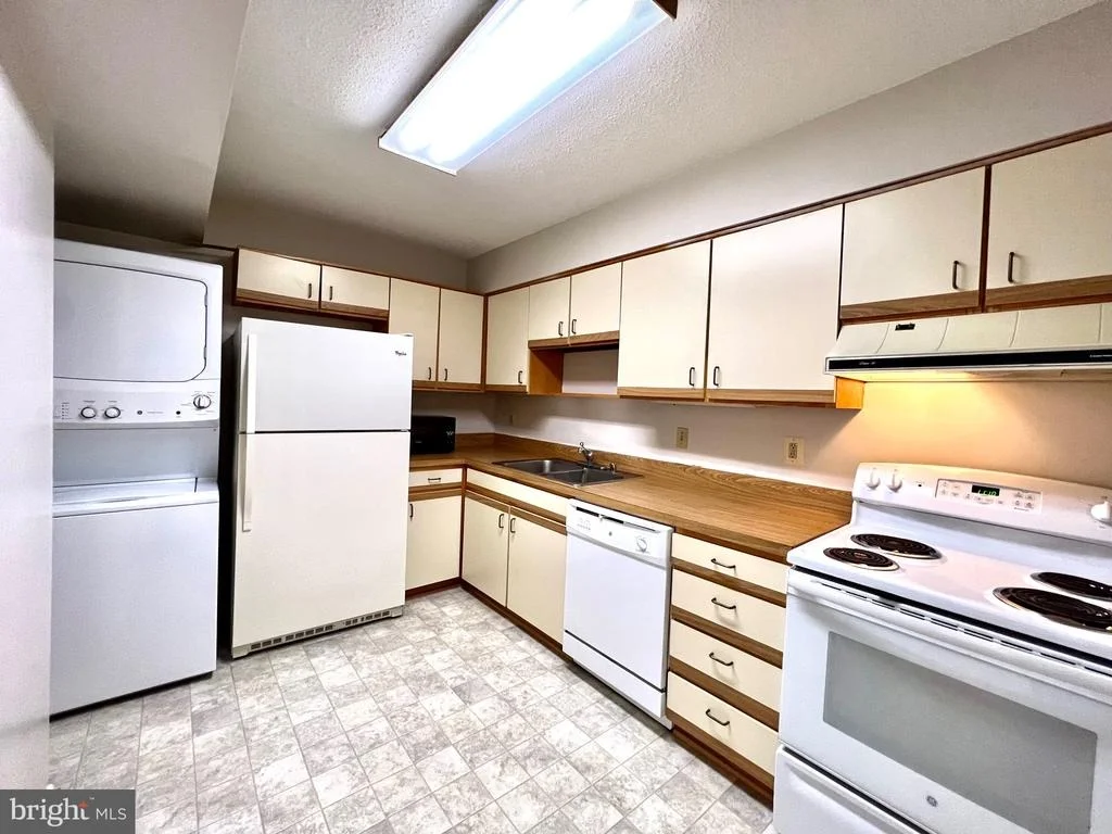 Photo of Unit 701 at 15115 INTERLACHEN DRIVE