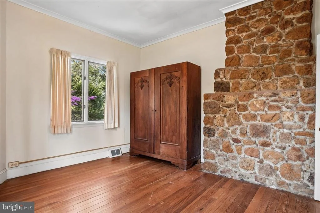 Photo of 322 CLOPSTON HILL