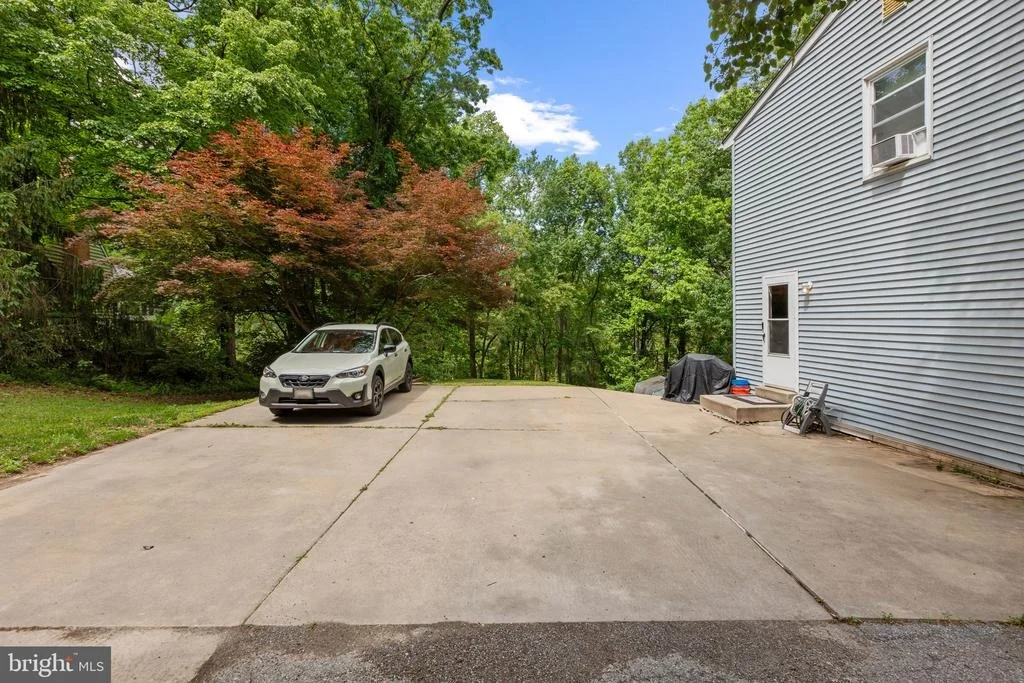 Photo of 1304 NAUGAHYDE ROAD