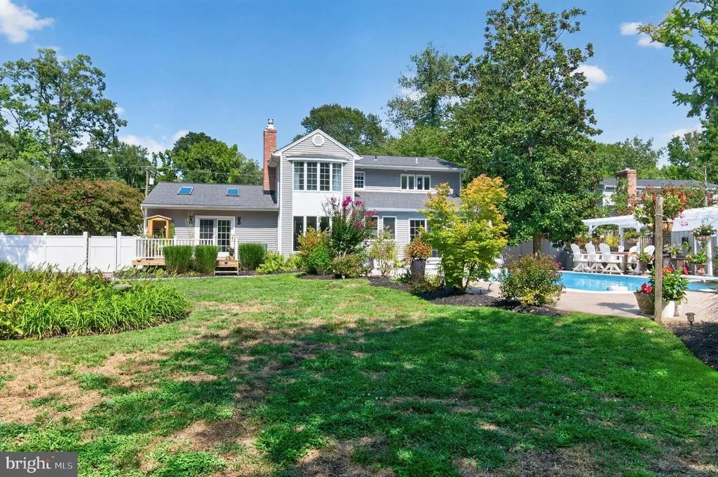 Photo of 1610 RIDOUT ROAD
