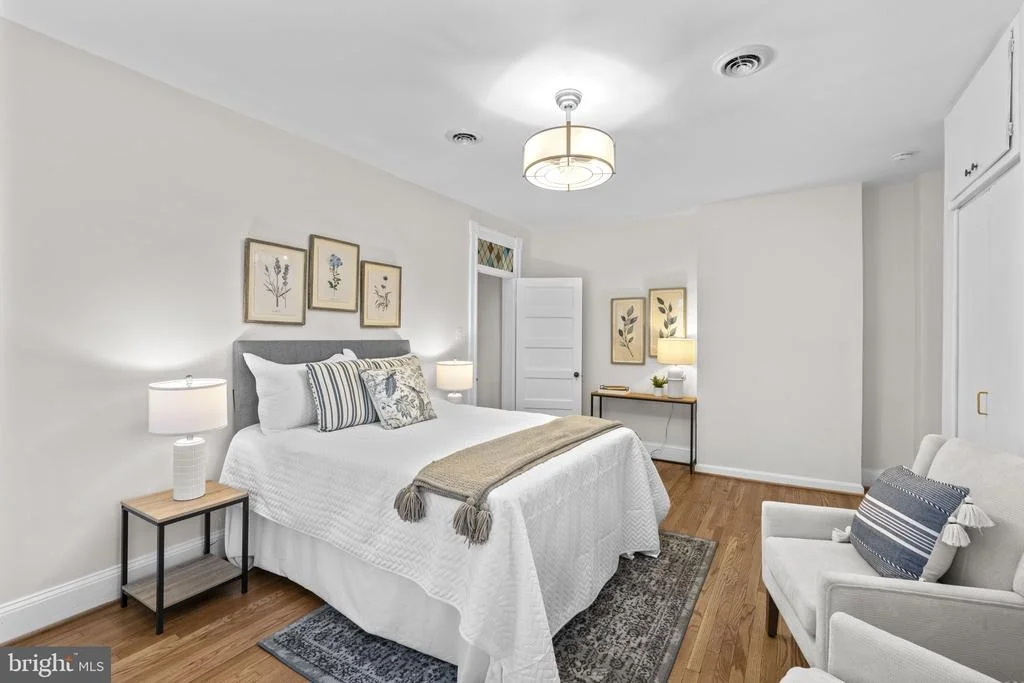Photo of 702 DEEPDENE ROAD