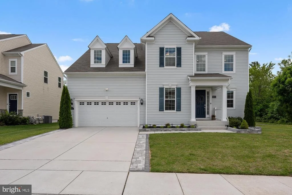 Photo of 821 BENTGRASS DRIVE