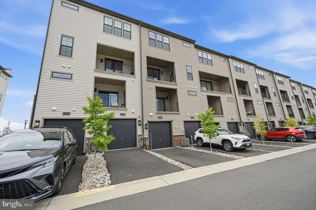 Photo of 43556 CENTERGATE DRIVE