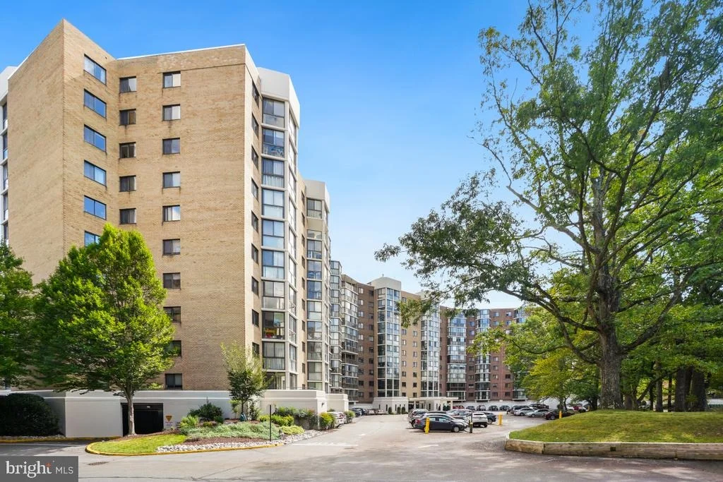 Photo of Unit 2321 at 15107 INTERLACHEN DRIVE