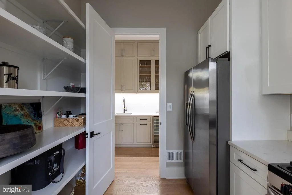 Photo of 6884 CHURCHILL ROAD
