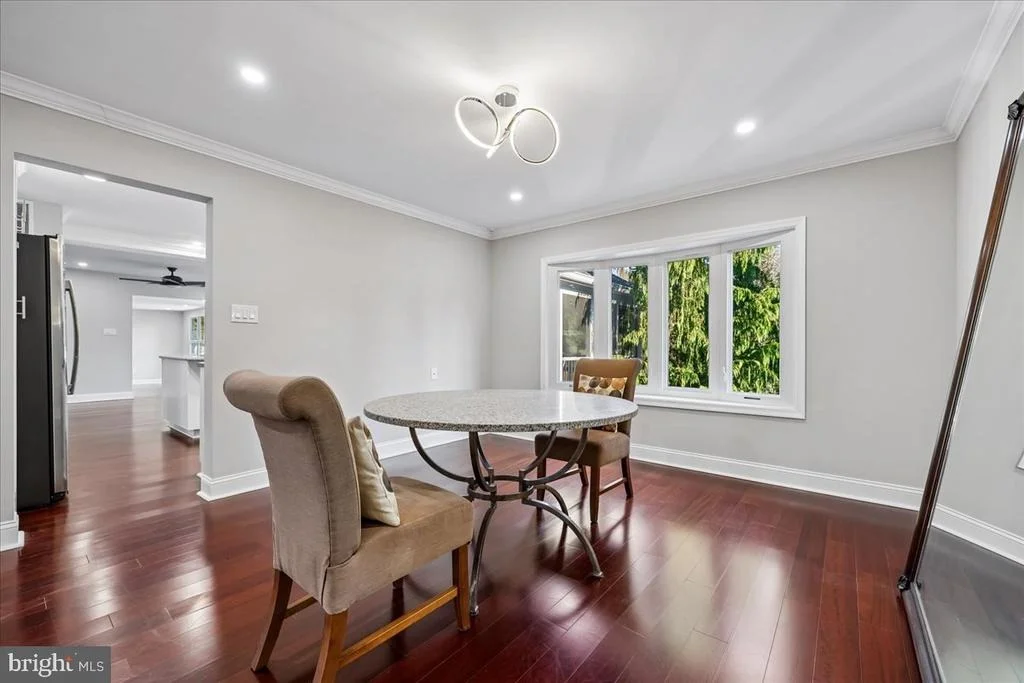 Photo of 6 CRESTVIEW COURT