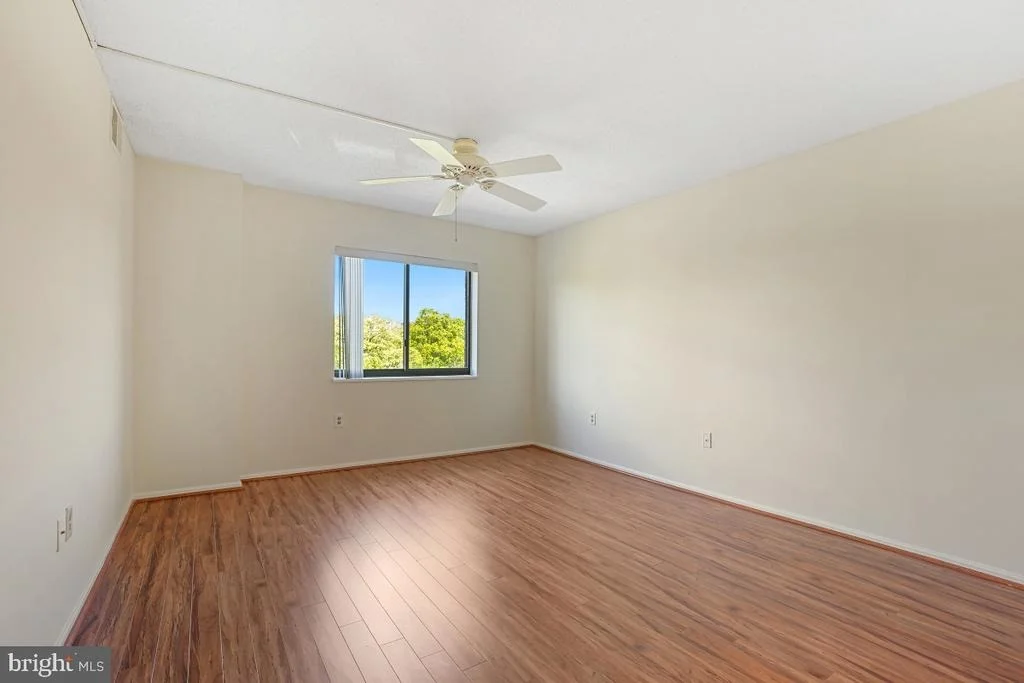 Photo of Unit 1724 at 15101 INTERLACHEN DRIVE