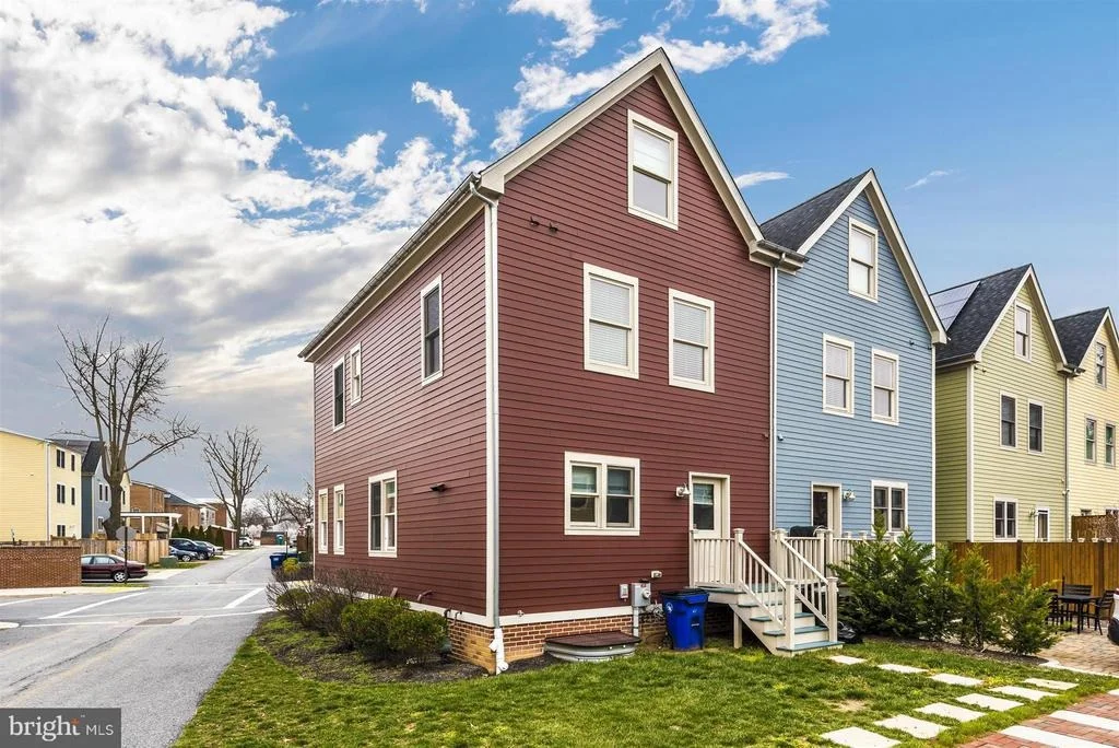 Photo of 40 6TH STREET W