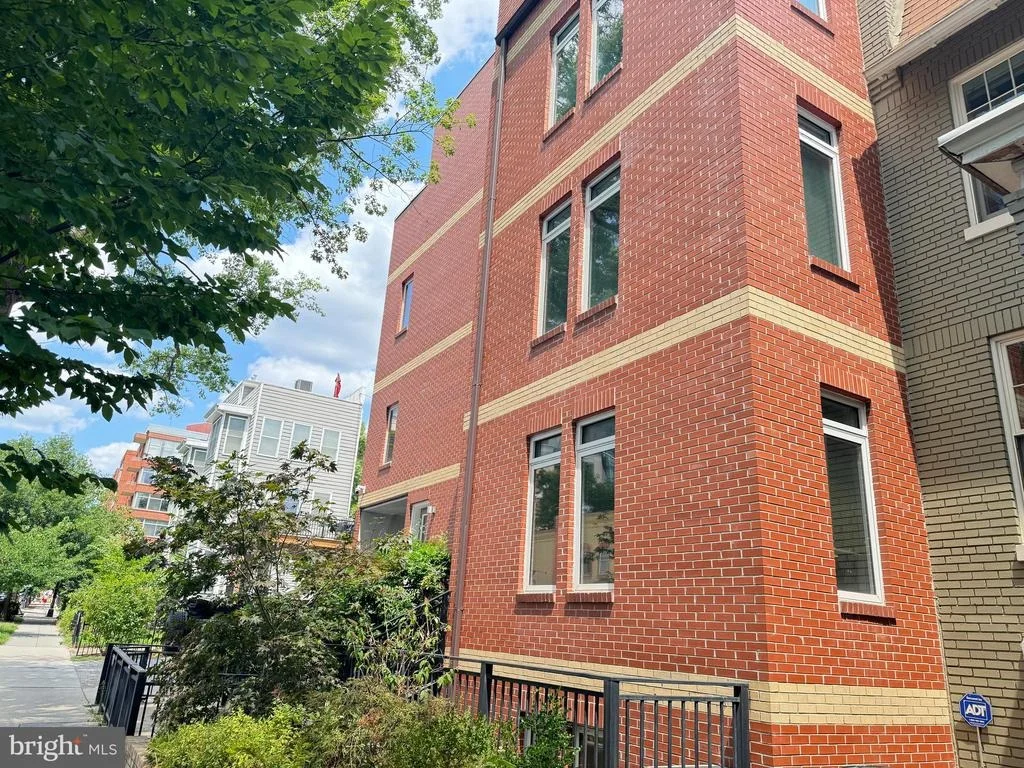 Photo of 915 3RD STREET NE