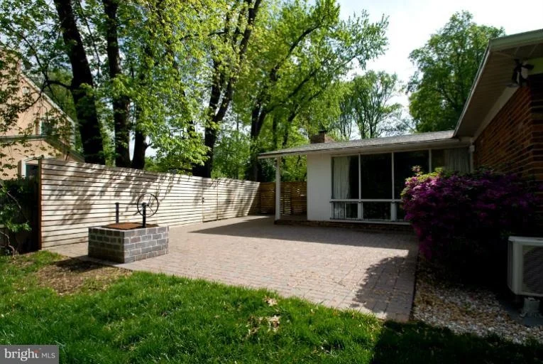 Photo of 11633 VEIRS MILL ROAD