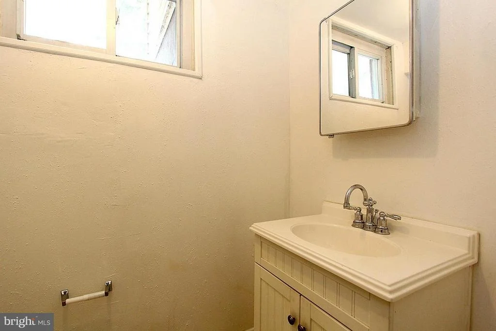 Photo of 911 WHITE WAY