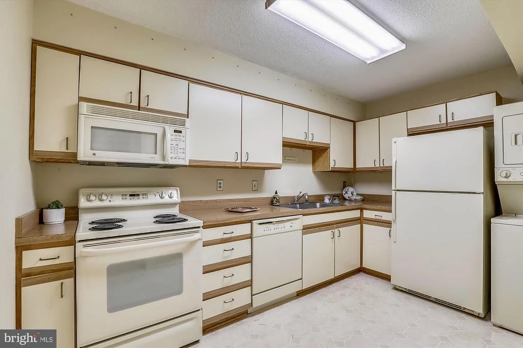 Photo of Unit 3522 at 15115 INTERLACHEN DRIVE