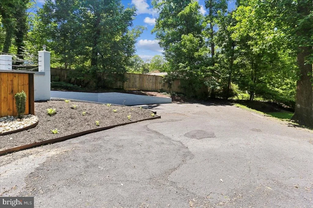 Photo of 12811 LACY DRIVE