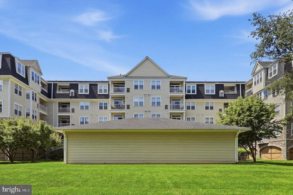Photo of Unit 304 at 2500 WATERSIDE DRIVE