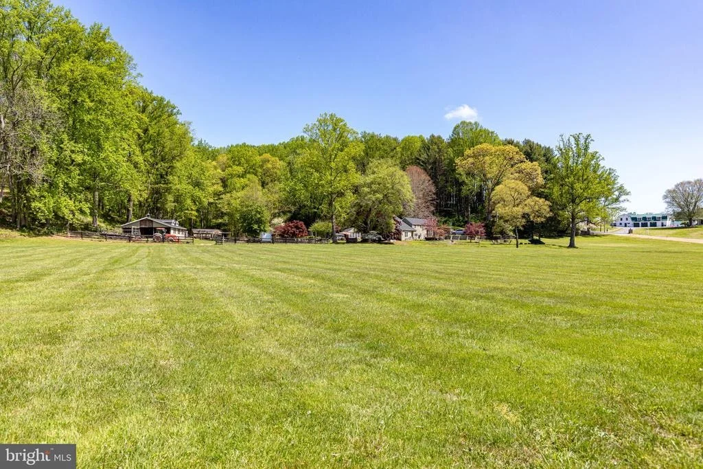 Photo of 2310 PUTNAM ROAD