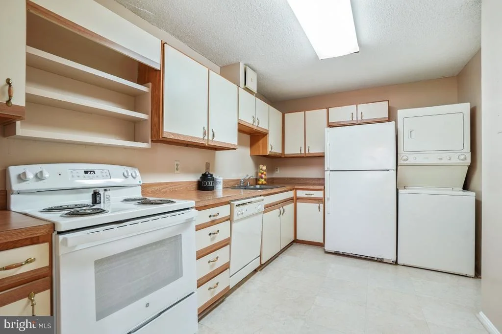 Photo of Unit 2716 at 15107 INTERLACHEN DRIVE