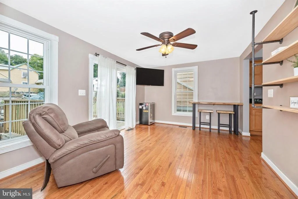 Photo of 1 E E STREET