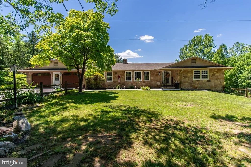 Photo of 1618 EAGLE SCHOOL ROAD