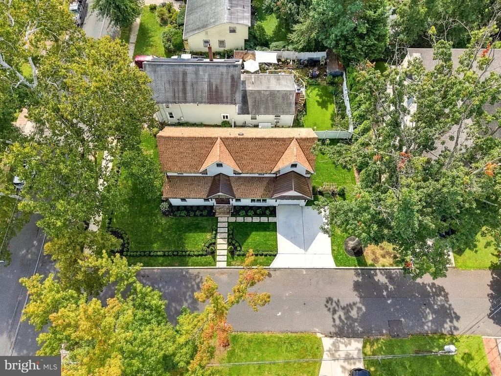 Photo of 230 E SUMMIT AVENUE