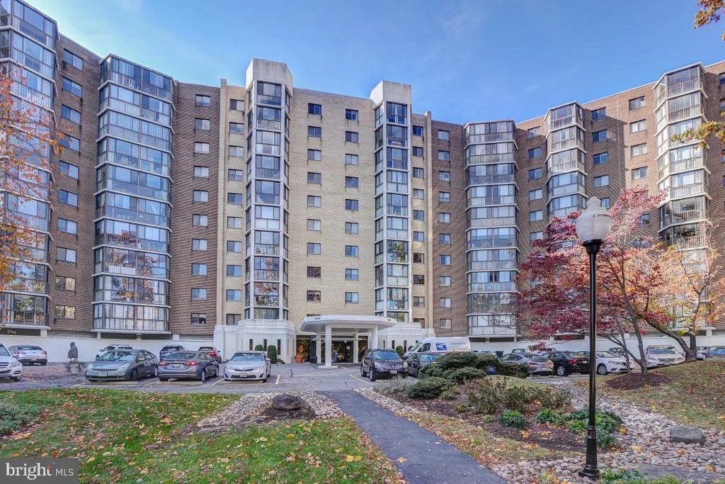 Photo of Unit 1625 at 15101 INTERLACHEN DRIVE