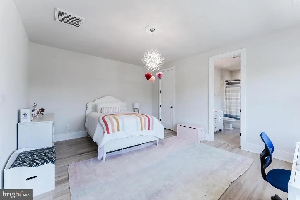 Photo of 952 WALKER ROAD