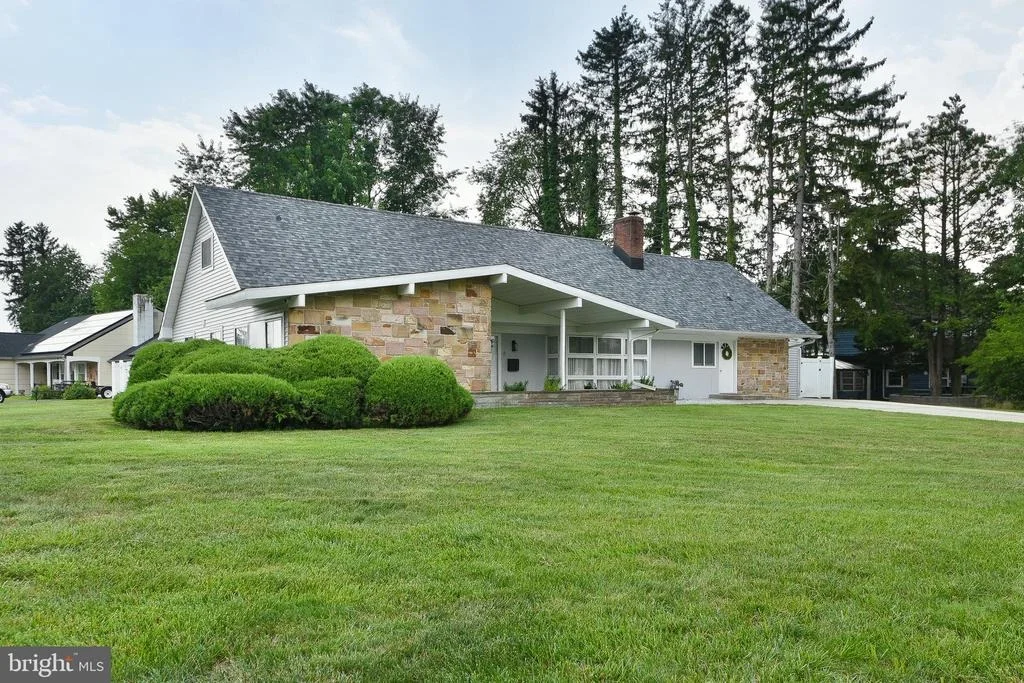 Photo of 8 WINDOVER LANE