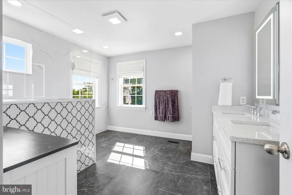 Photo of 2258 W. GREENLEAF DRIVE