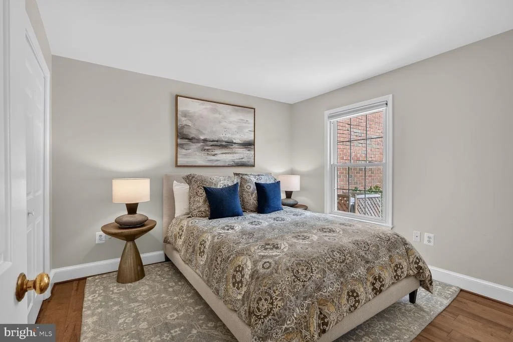 Photo of Unit D at 3271 SUTTON PLACE NW