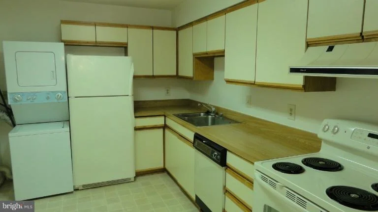 Photo of Unit 702 at 15100 INTERLACHEN DRIVE