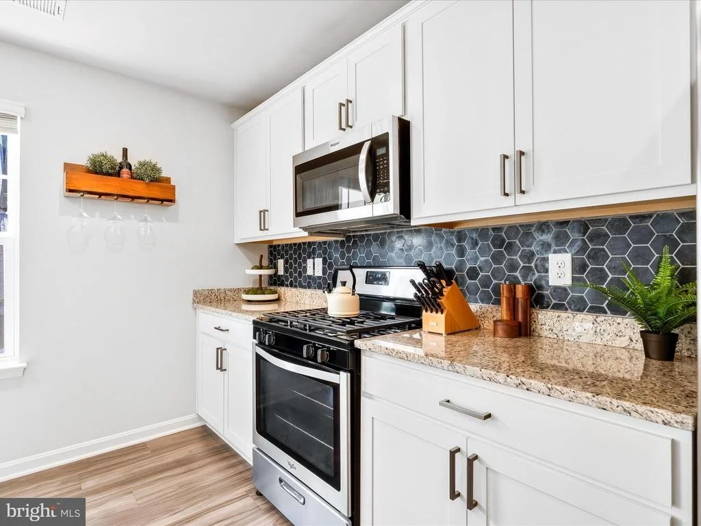Photo of 2051 POMONA WAY