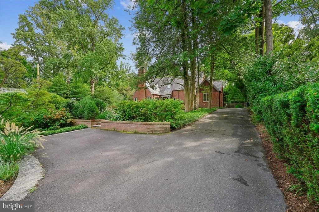 Photo of 1212 WOODSIDE PARKWAY