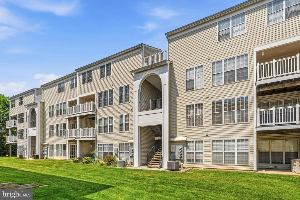 Photo of Unit 301 at 21843 BALDWIN SQUARE
