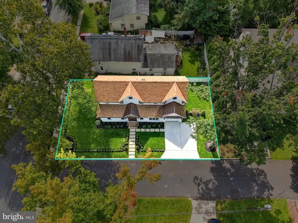 Photo of 230 E SUMMIT AVENUE