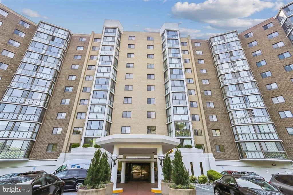 Photo of Unit 3901 at 15115 INTERLACHEN DRIVE