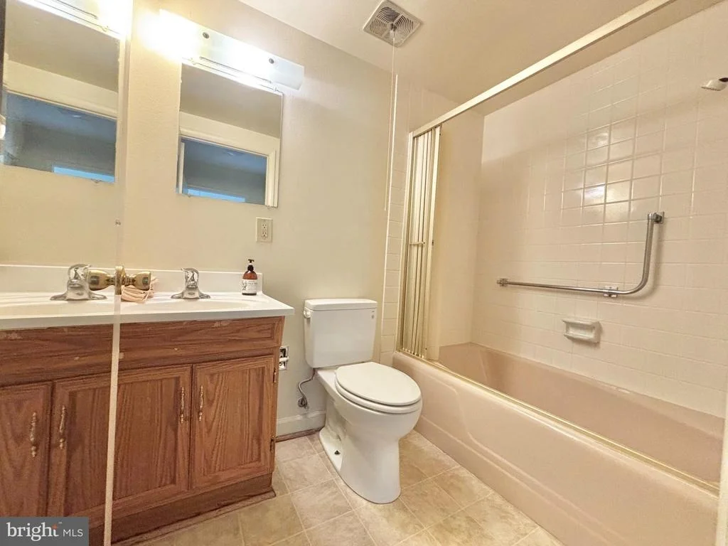 Photo of Unit 71D at 3600 GLENEAGLES DRIVE