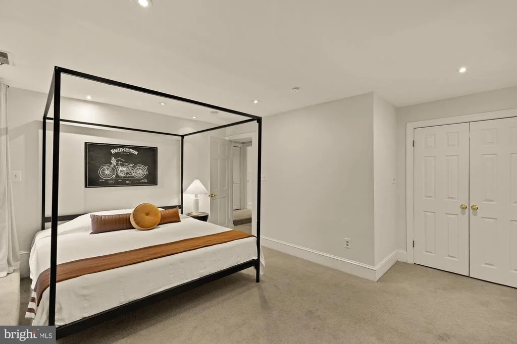 Photo of Unit 2 at 6 LOGAN CIRCLE NW