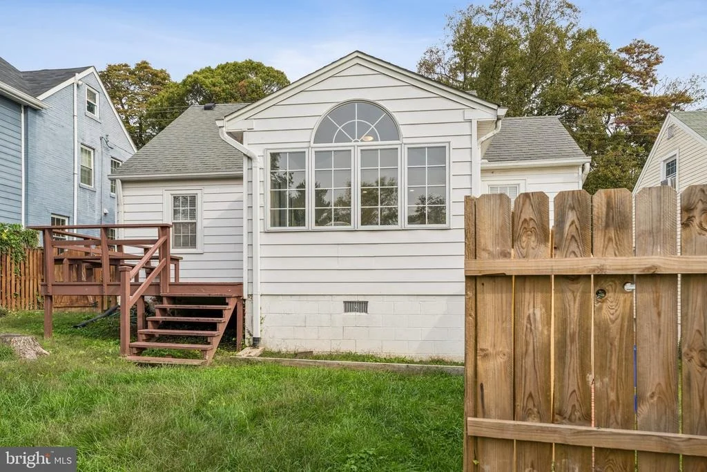 Photo of 812 FOREST GLEN ROAD