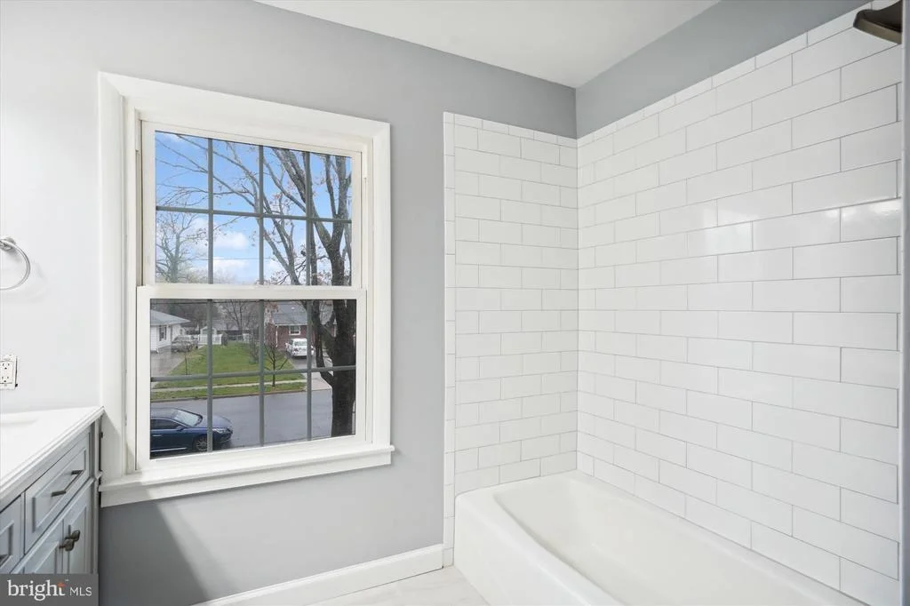 Photo of 5514 INVERCHAPEL ROAD