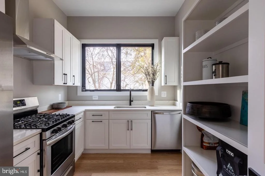Photo of 6884 CHURCHILL ROAD