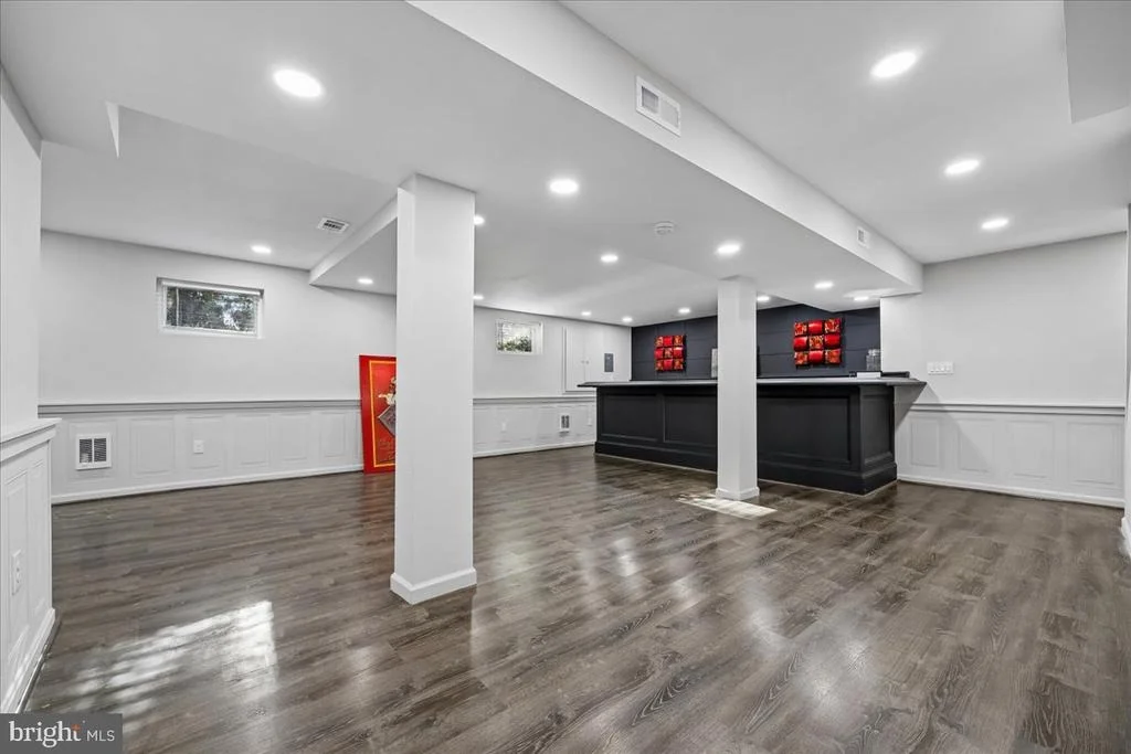Photo of 6 CRESTVIEW COURT