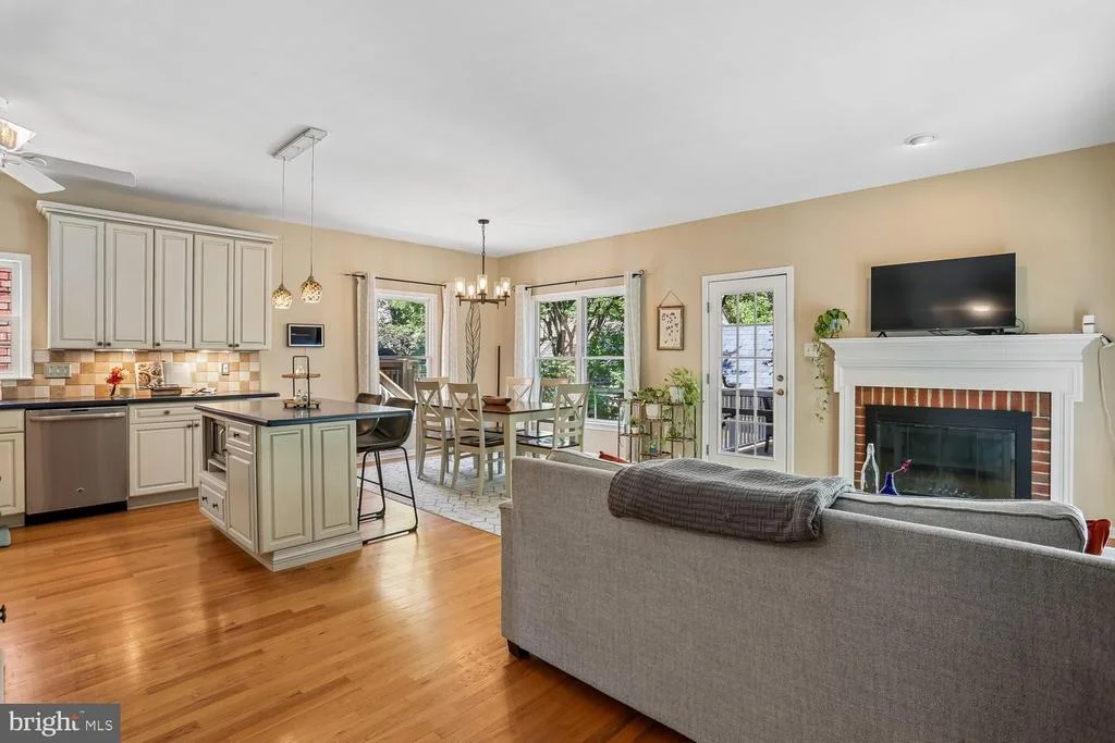 Photo of 465 TSCHIFFELY SQUARE ROAD