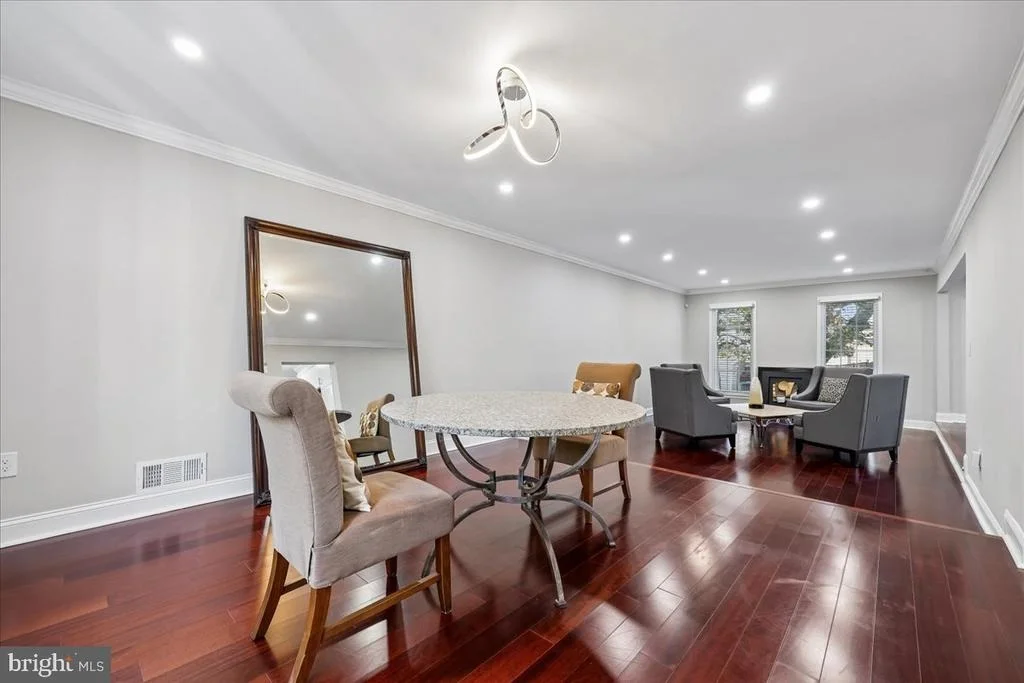 Photo of 6 CRESTVIEW COURT