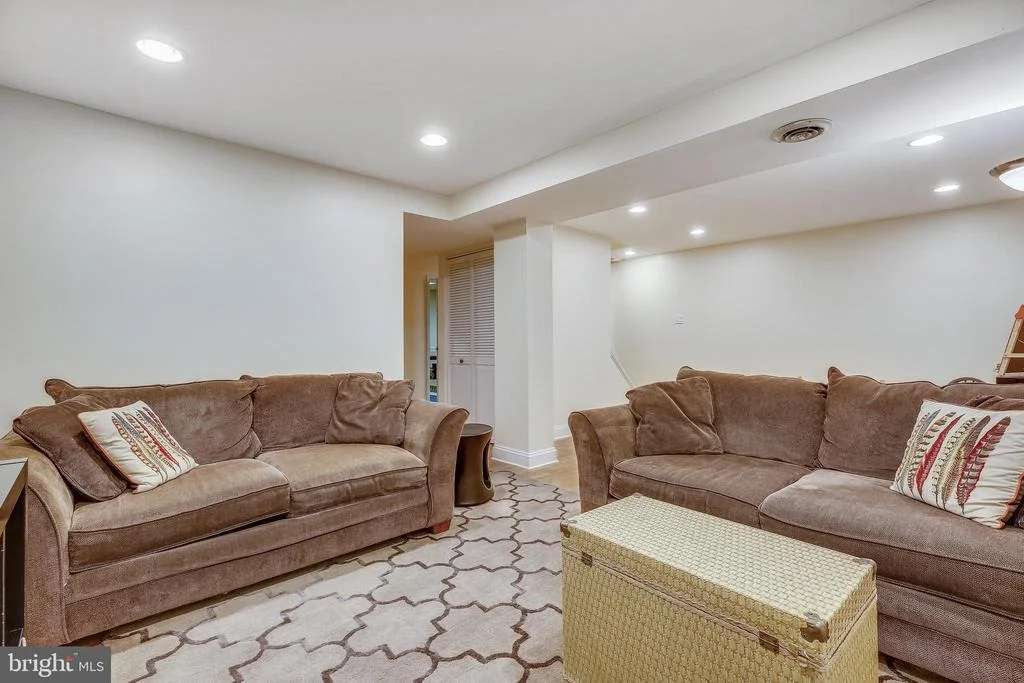 Photo of 10105 MEREDITH AVENUE