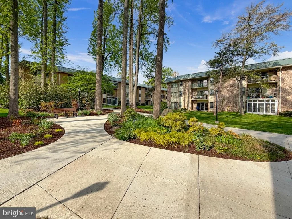 Photo of Unit 32F at 3590 GLENEAGLES DRIVE