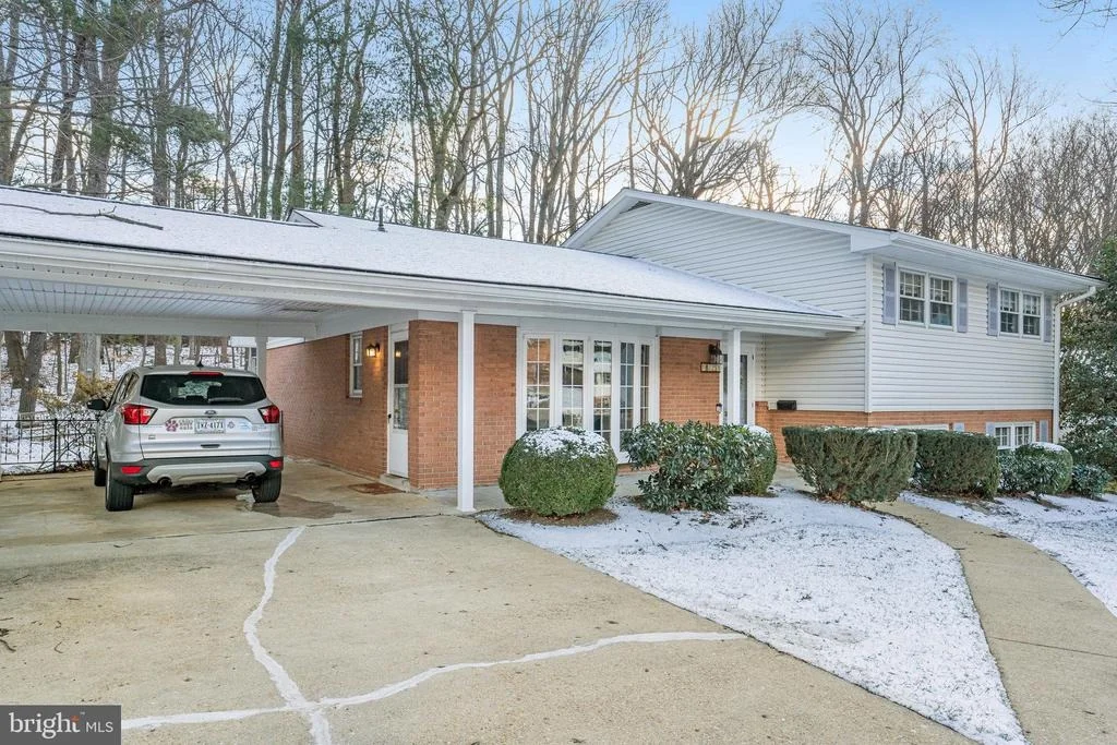 Photo of 4825 KINGSTON DRIVE