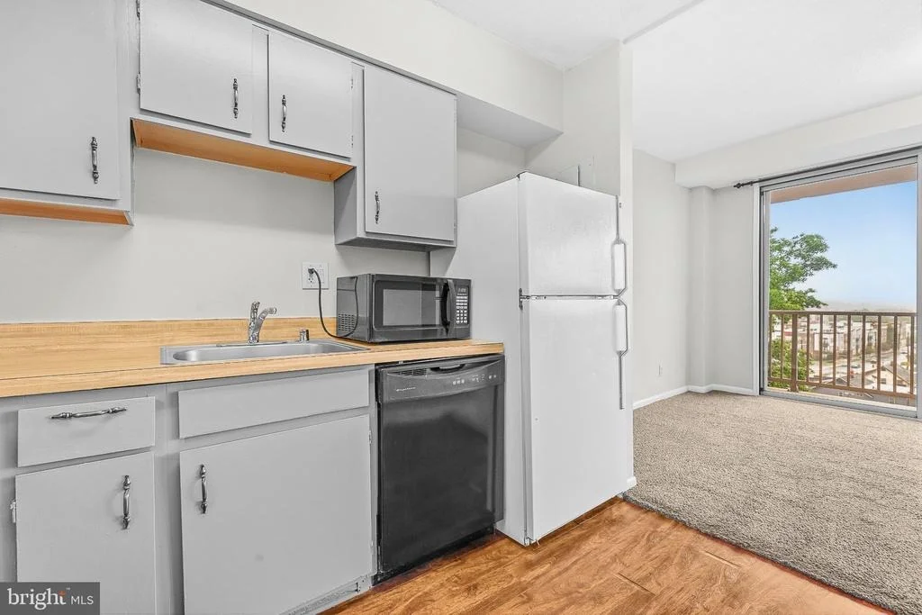 Photo of Unit 607 at 4410 OGLETHORPE STREET