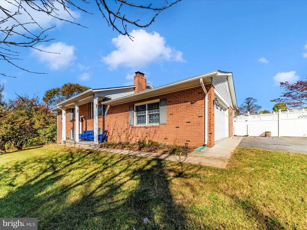Photo of 9242 OAK TREE CIRCLE