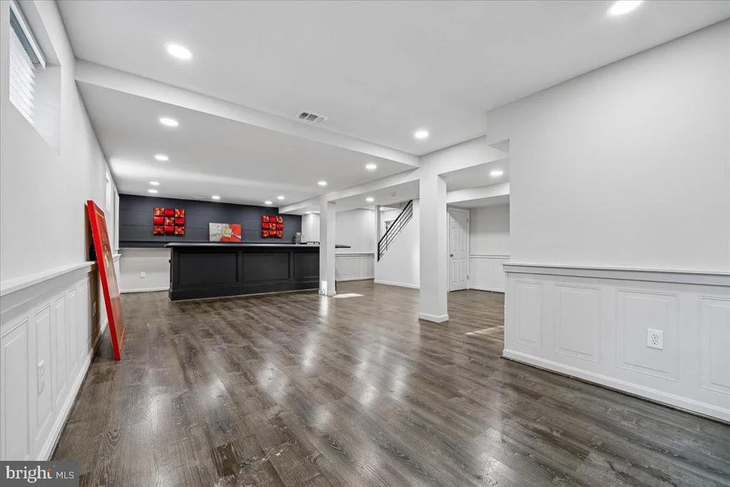 Photo of 6 CRESTVIEW COURT