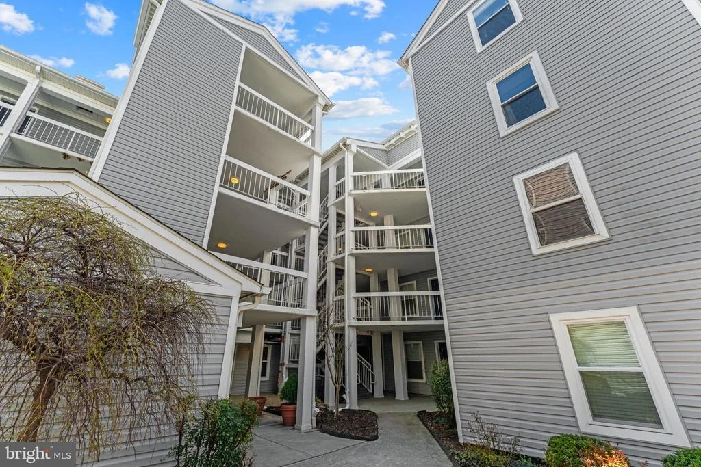 Photo of Unit 2E1 at 3179 SUMMIT SQUARE DRIVE